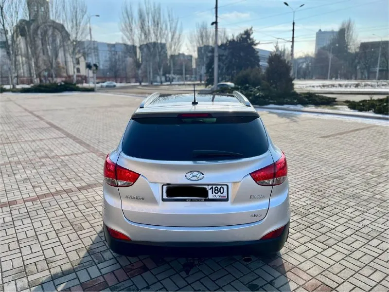 Продам hyundai ix35 sls в отличнейшем состоянии! год выпуска: 2011 пробег: 204 000 км (родной пробег ) двигатель: 2.0 бензин коробка передач: автомат привод: полный учет: местный все стекла родные ! автомобиль полностью обслужен, включая шлицы полного привода и панорамную крышу. двигатель в идеальном состоянии, без задиров. максимальная комплектация. особенности и оборудование: • панорамная крыша • бесключевой доступ и запуск двигателя с кнопки start-stop • родной кожаный салон • аудиосистема hannibal sounds (6 колонок, сабвуфер в штатном месте) • камера заднего вида full hd и парктроники • gps-навигация • hands-free bluetooth с управлением на руле • круиз-контроль и система спуска с горы • блокировка дифференциала • датчики света и дождя • обогрев сидений (4 зоны) • двухзонный климат-контроль • gsm-сигнализация с автозапуском • два комплекта резины автомобиль готов к осмотру в донецке. прилег техосмотр ! цена: 1 300 000 📲 tg: sss$ 📞 звоните: +7(949)5905326 - фотография - 5