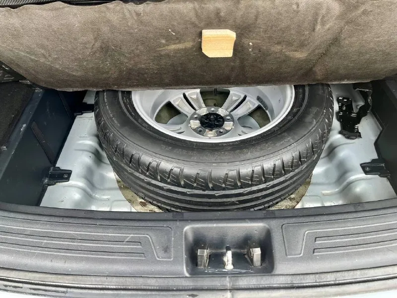 Продам hyundai ix35 sls в отличнейшем состоянии! год выпуска: 2011 пробег: 204 000 км (родной пробег ) двигатель: 2.0 бензин коробка передач: автомат привод: полный учет: местный все стекла родные ! автомобиль полностью обслужен, включая шлицы полного привода и панорамную крышу. двигатель в идеальном состоянии, без задиров. максимальная комплектация. особенности и оборудование: • панорамная крыша • бесключевой доступ и запуск двигателя с кнопки start-stop • родной кожаный салон • аудиосистема hannibal sounds (6 колонок, сабвуфер в штатном месте) • камера заднего вида full hd и парктроники • gps-навигация • hands-free bluetooth с управлением на руле • круиз-контроль и система спуска с горы • блокировка дифференциала • датчики света и дождя • обогрев сидений (4 зоны) • двухзонный климат-контроль • gsm-сигнализация с автозапуском • два комплекта резины автомобиль готов к осмотру в донецке. прилег техосмотр ! цена: 1 300 000 📲 tg: sss$ 📞 звоните: +7(949)5905326 - фотография - 9