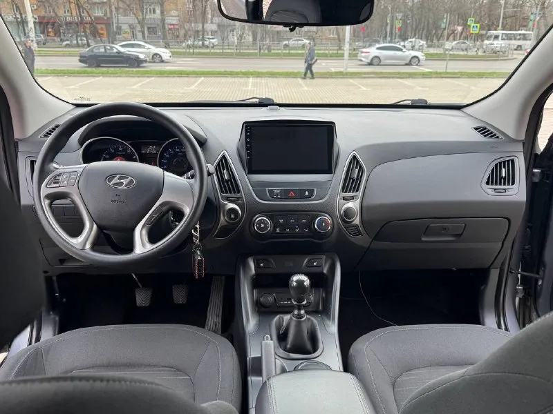 Hyundai ix35 эксклюзив 2014 год выпуска двигатель 2.0 бензин коробка механика 6-ти ступка честный пробег 81 тыс. км авто не нуждаеться не в каких либо вложениях состояние нового автомобиля, в автомобиле есть все для комфорта кондиционер, круиз контроль, подогревы зеркал, подогревы сидений, многофункциональная магнитола bluetooth, usb, громкая связь, камера заднего вида, видеорегистратор перед, и зад, и многое другое ! г. донецк цена 1.430 тыс. ₽ звоните остальное по тел. +79495210885 - фотография - 10
