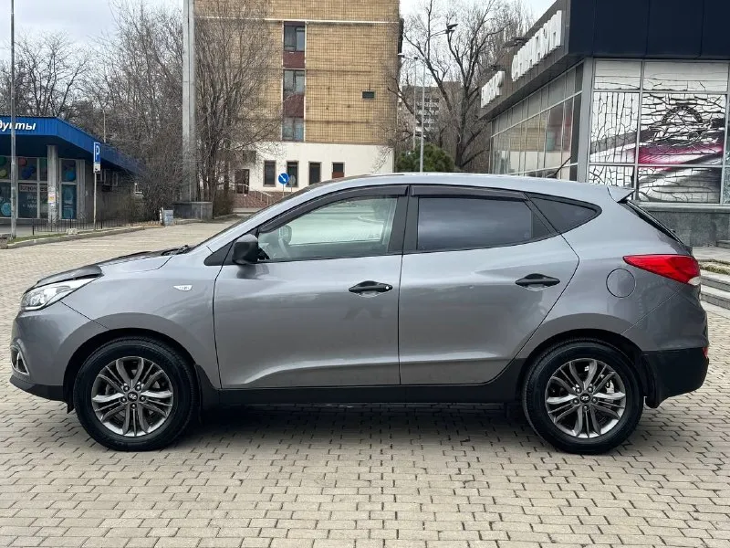 Hyundai ix35 эксклюзив 2014 год выпуска двигатель 2.0 бензин коробка механика 6-ти ступка честный пробег 81 тыс. км авто не нуждаеться не в каких либо вложениях состояние нового автомобиля, в автомобиле есть все для комфорта кондиционер, круиз контроль, подогревы зеркал, подогревы сидений, многофункциональная магнитола bluetooth, usb, громкая связь, камера заднего вида, видеорегистратор перед, и зад, и многое другое ! г. донецк цена 1.430 тыс. ₽ звоните остальное по тел. +79495210885 - фотография - 2