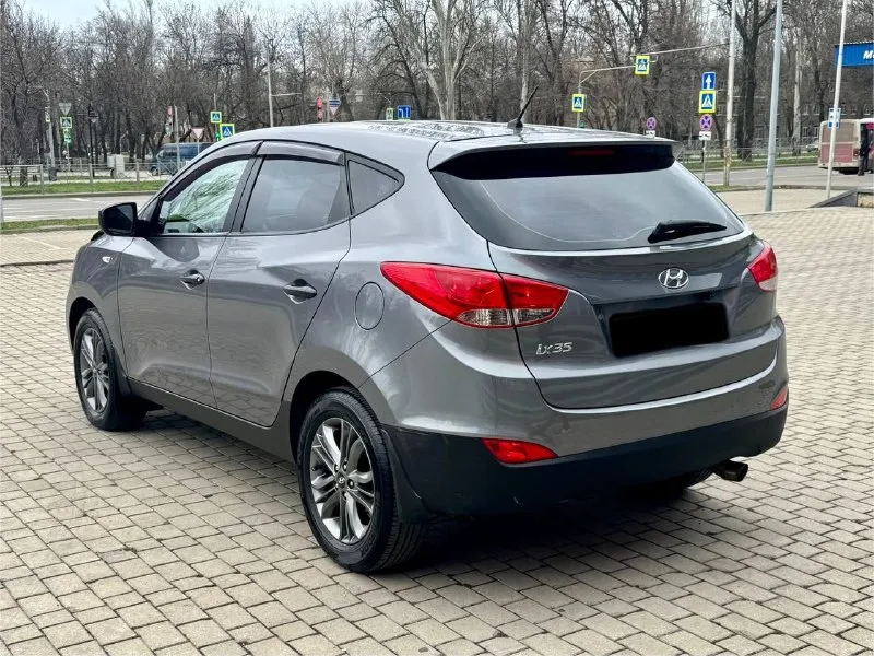 Hyundai ix35 эксклюзив 2014 год выпуска двигатель 2.0 бензин коробка механика 6-ти ступка честный пробег 81 тыс. км авто не нуждаеться не в каких либо вложениях состояние нового автомобиля, в автомобиле есть все для комфорта кондиционер, круиз контроль, подогревы зеркал, подогревы сидений, многофункциональная магнитола bluetooth, usb, громкая связь, камера заднего вида, видеорегистратор перед, и зад, и многое другое ! г. донецк цена 1.430 тыс. ₽ звоните остальное по тел. +79495210885 - фотография - 3