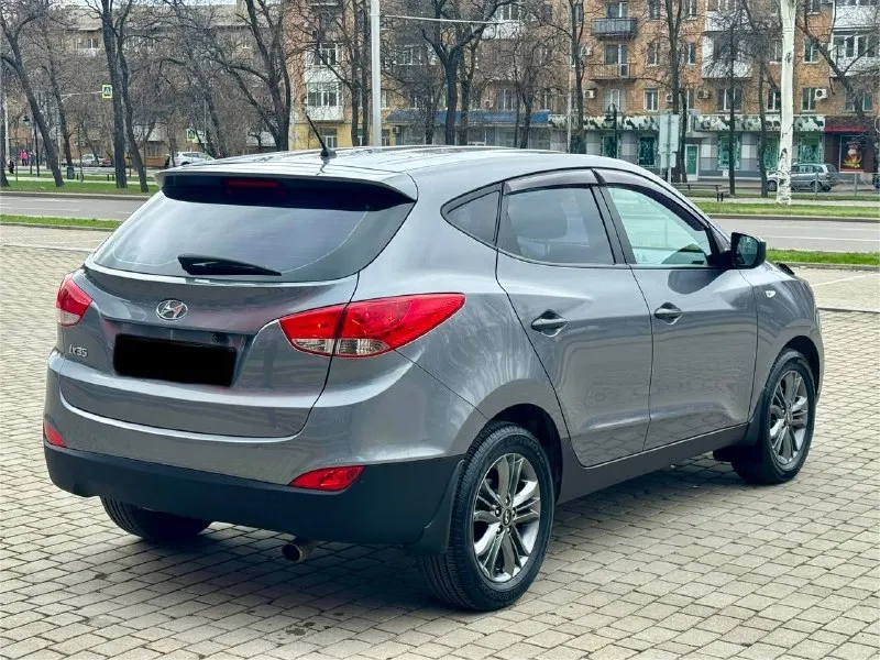 Hyundai ix35 эксклюзив 2014 год выпуска двигатель 2.0 бензин коробка механика 6-ти ступка честный пробег 81 тыс. км авто не нуждаеться не в каких либо вложениях состояние нового автомобиля, в автомобиле есть все для комфорта кондиционер, круиз контроль, подогревы зеркал, подогревы сидений, многофункциональная магнитола bluetooth, usb, громкая связь, камера заднего вида, видеорегистратор перед, и зад, и многое другое ! г. донецк цена 1.430 тыс. ₽ звоните остальное по тел. +79495210885 - фотография - 4