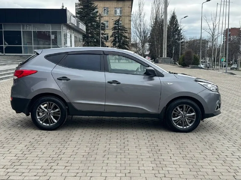 Hyundai ix35 эксклюзив 2014 год выпуска двигатель 2.0 бензин коробка механика 6-ти ступка честный пробег 81 тыс. км авто не нуждаеться не в каких либо вложениях состояние нового автомобиля, в автомобиле есть все для комфорта кондиционер, круиз контроль, подогревы зеркал, подогревы сидений, многофункциональная магнитола bluetooth, usb, громкая связь, камера заднего вида, видеорегистратор перед, и зад, и многое другое ! г. донецк цена 1.430 тыс. ₽ звоните остальное по тел. +79495210885 - фотография - 5