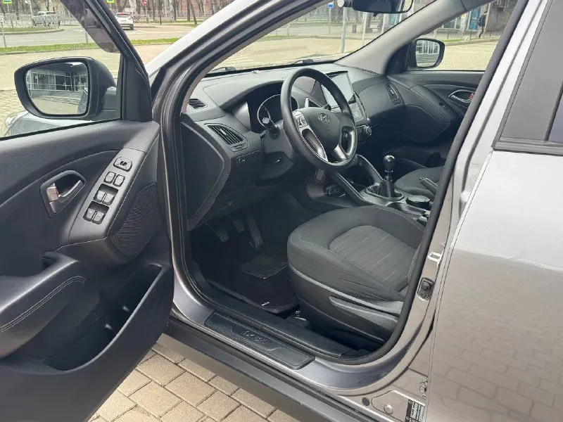 Hyundai ix35 эксклюзив 2014 год выпуска двигатель 2.0 бензин коробка механика 6-ти ступка честный пробег 81 тыс. км авто не нуждаеться не в каких либо вложениях состояние нового автомобиля, в автомобиле есть все для комфорта кондиционер, круиз контроль, подогревы зеркал, подогревы сидений, многофункциональная магнитола bluetooth, usb, громкая связь, камера заднего вида, видеорегистратор перед, и зад, и многое другое ! г. донецк цена 1.430 тыс. ₽ звоните остальное по тел. +79495210885 - фотография - 8