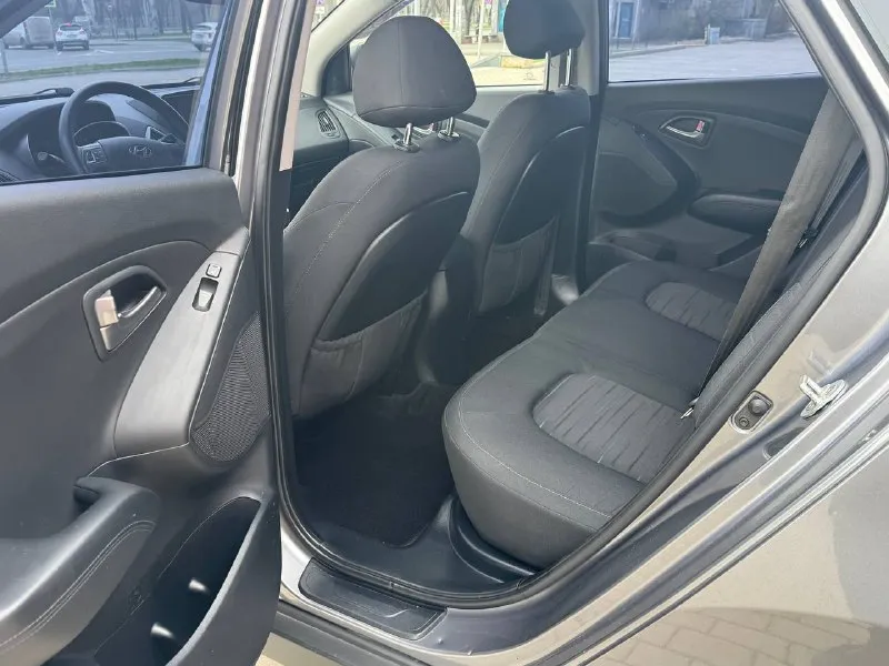 Hyundai ix35 эксклюзив 2014 год выпуска двигатель 2.0 бензин коробка механика 6-ти ступка честный пробег 81 тыс. км авто не нуждаеться не в каких либо вложениях состояние нового автомобиля, в автомобиле есть все для комфорта кондиционер, круиз контроль, подогревы зеркал, подогревы сидений, многофункциональная магнитола bluetooth, usb, громкая связь, камера заднего вида, видеорегистратор перед, и зад, и многое другое ! г. донецк цена 1.430 тыс. ₽ звоните остальное по тел. +79495210885 - фотография - 9
