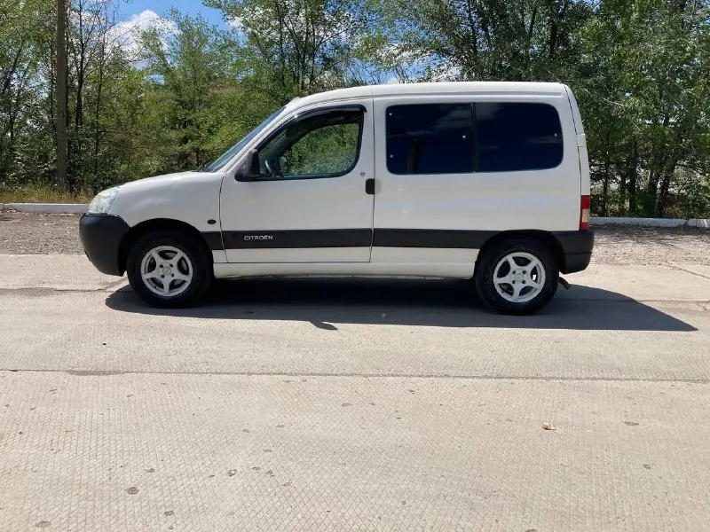 Продам citroen берлинго 2011 год мотор 1.4 коробка механика, пробег 247 тыс, цена 640₽, автомобиль обслужен, мотор работает отлично, сцепление новое, ходовая перебрана, всё работает, кондиционер холодит, печка греет, просторный, надежный, экономный автомобиль как для семьи так и для работы все вопросы по тел+79494936731, находиться в макеевке, торг 📲 tg: дарья ситковская 📞 звоните: +7(949)4936731 - фотография - 1