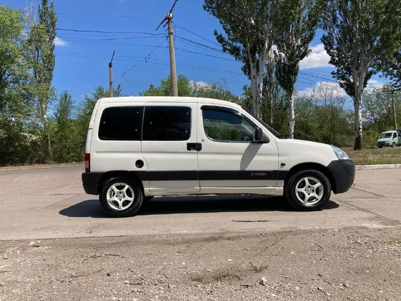 Продам citroen берлинго 2011 год мотор 1.4 коробка механика, пробег 247 тыс, цена 640₽, автомобиль обслужен, мотор работает отлично, сцепление новое, ходовая перебрана, всё работает, кондиционер холодит, печка греет, просторный, надежный, экономный автомобиль как для семьи так и для работы все вопросы по тел+79494936731, находиться в макеевке, торг 📲 tg: дарья ситковская 📞 звоните: +7(949)4936731 - фотография - 3