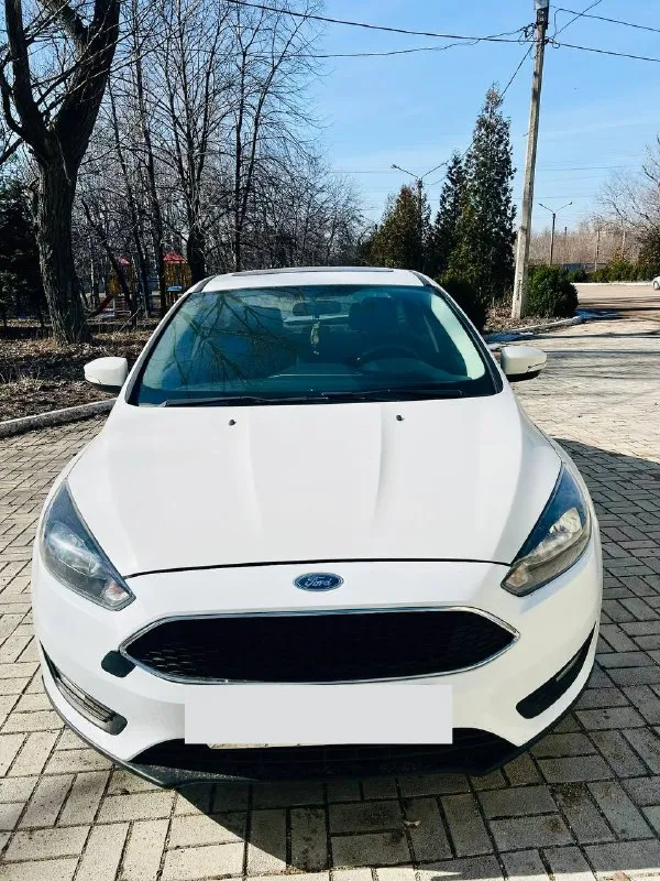 Ford focus 3 sel рестайлинг (чистая американка) макеевка год выпуска: 2018 пробег: 54 000 км двигатель: бензин 2.0 (160 л. с.) powershift комплектация sel (максимальная) — высокий уровень комфорта: — двухзонный климат-контроль — круиз-контроль — подогрев передних сидений — подогрев руля — подогрев зеркал и лобового стекла — обогрев форсунок стеклоомывателя — электрозеркала — электрический люк — камера заднего вида — задний парктроник — abs, esp — датчик дождя — настраиваемая подсветка салона — сенсорная мультимедиа с carplay и многое другое. масло менялось каждые 6–7 тыс. км, только своевременное обслуживание. гаражное хранение. два комплекта резины. в машину вложено очень много внимания и заботы. делалось всё для себя — никаких «перед продажей». всё обслужено, всё поменяно, новые пороги, кузов и салон в идеальном состоянии. машина едет мягко, руль лёгкий, ход плавный — комфорт действительно на высоком уровне. документы полностью в порядке. полное переоформление. цена: 1 270 000 руб +79490763615 - фотография - 1