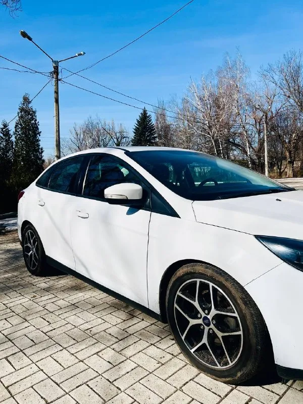 Ford focus 3 sel рестайлинг (чистая американка) макеевка год выпуска: 2018 пробег: 54 000 км двигатель: бензин 2.0 (160 л. с.) powershift комплектация sel (максимальная) — высокий уровень комфорта: — двухзонный климат-контроль — круиз-контроль — подогрев передних сидений — подогрев руля — подогрев зеркал и лобового стекла — обогрев форсунок стеклоомывателя — электрозеркала — электрический люк — камера заднего вида — задний парктроник — abs, esp — датчик дождя — настраиваемая подсветка салона — сенсорная мультимедиа с carplay и многое другое. масло менялось каждые 6–7 тыс. км, только своевременное обслуживание. гаражное хранение. два комплекта резины. в машину вложено очень много внимания и заботы. делалось всё для себя — никаких «перед продажей». всё обслужено, всё поменяно, новые пороги, кузов и салон в идеальном состоянии. машина едет мягко, руль лёгкий, ход плавный — комфорт действительно на высоком уровне. документы полностью в порядке. полное переоформление. цена: 1 270 000 руб +79490763615 - фотография - 2