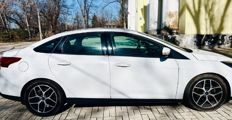 Ford focus 3 sel рестайлинг (чистая американка) макеевка год выпуска: 2018 пробег: 54 000 км двигатель: бензин 2.0 (160 л. с.) powershift комплектация sel (максимальная) — высокий уровень комфорта: — двухзонный климат-контроль — круиз-контроль — подогрев передних сидений — подогрев руля — подогрев зеркал и лобового стекла — обогрев форсунок стеклоомывателя — электрозеркала — электрический люк — камера заднего вида — задний парктроник — abs, esp — датчик дождя — настраиваемая подсветка салона — сенсорная мультимедиа с carplay и многое другое. масло менялось каждые 6–7 тыс. км, только своевременное обслуживание. гаражное хранение. два комплекта резины. в машину вложено очень много внимания и заботы. делалось всё для себя — никаких «перед продажей». всё обслужено, всё поменяно, новые пороги, кузов и салон в идеальном состоянии. машина едет мягко, руль лёгкий, ход плавный — комфорт действительно на высоком уровне. документы полностью в порядке. полное переоформление. цена: 1 270 000 руб +79490763615 - фотография - 3