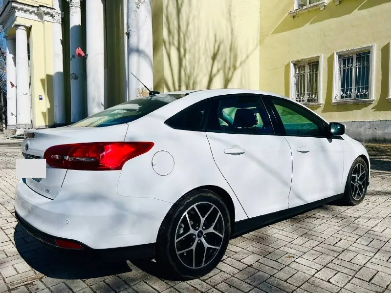 Ford focus 3 sel рестайлинг (чистая американка) макеевка год выпуска: 2018 пробег: 54 000 км двигатель: бензин 2.0 (160 л. с.) powershift комплектация sel (максимальная) — высокий уровень комфорта: — двухзонный климат-контроль — круиз-контроль — подогрев передних сидений — подогрев руля — подогрев зеркал и лобового стекла — обогрев форсунок стеклоомывателя — электрозеркала — электрический люк — камера заднего вида — задний парктроник — abs, esp — датчик дождя — настраиваемая подсветка салона — сенсорная мультимедиа с carplay и многое другое. масло менялось каждые 6–7 тыс. км, только своевременное обслуживание. гаражное хранение. два комплекта резины. в машину вложено очень много внимания и заботы. делалось всё для себя — никаких «перед продажей». всё обслужено, всё поменяно, новые пороги, кузов и салон в идеальном состоянии. машина едет мягко, руль лёгкий, ход плавный — комфорт действительно на высоком уровне. документы полностью в порядке. полное переоформление. цена: 1 270 000 руб +79490763615 - фотография - 4