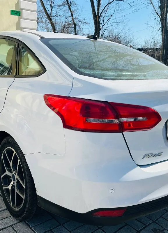 Ford focus 3 sel рестайлинг (чистая американка) макеевка год выпуска: 2018 пробег: 54 000 км двигатель: бензин 2.0 (160 л. с.) powershift комплектация sel (максимальная) — высокий уровень комфорта: — двухзонный климат-контроль — круиз-контроль — подогрев передних сидений — подогрев руля — подогрев зеркал и лобового стекла — обогрев форсунок стеклоомывателя — электрозеркала — электрический люк — камера заднего вида — задний парктроник — abs, esp — датчик дождя — настраиваемая подсветка салона — сенсорная мультимедиа с carplay и многое другое. масло менялось каждые 6–7 тыс. км, только своевременное обслуживание. гаражное хранение. два комплекта резины. в машину вложено очень много внимания и заботы. делалось всё для себя — никаких «перед продажей». всё обслужено, всё поменяно, новые пороги, кузов и салон в идеальном состоянии. машина едет мягко, руль лёгкий, ход плавный — комфорт действительно на высоком уровне. документы полностью в порядке. полное переоформление. цена: 1 270 000 руб +79490763615 - фотография - 6