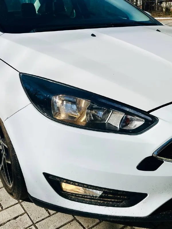Ford focus 3 sel рестайлинг (чистая американка) макеевка год выпуска: 2018 пробег: 54 000 км двигатель: бензин 2.0 (160 л. с.) powershift комплектация sel (максимальная) — высокий уровень комфорта: — двухзонный климат-контроль — круиз-контроль — подогрев передних сидений — подогрев руля — подогрев зеркал и лобового стекла — обогрев форсунок стеклоомывателя — электрозеркала — электрический люк — камера заднего вида — задний парктроник — abs, esp — датчик дождя — настраиваемая подсветка салона — сенсорная мультимедиа с carplay и многое другое. масло менялось каждые 6–7 тыс. км, только своевременное обслуживание. гаражное хранение. два комплекта резины. в машину вложено очень много внимания и заботы. делалось всё для себя — никаких «перед продажей». всё обслужено, всё поменяно, новые пороги, кузов и салон в идеальном состоянии. машина едет мягко, руль лёгкий, ход плавный — комфорт действительно на высоком уровне. документы полностью в порядке. полное переоформление. цена: 1 270 000 руб +79490763615 - фотография - 9