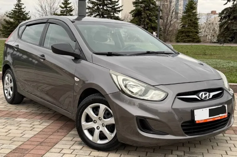 Продам hyundai solaris год выпуска:2014 родной пробег 145.000 тсч км объем двигателя: 1,6 123.лс кпп автомат отличная комплектация: климат-контроль, датчик света, abs, esp, подогрев сидений, мульти руль, 4.эл стекла подъемника, электро зеркала, подушки безопасности, хорошая акустика, планшет андроид, камера заднего вида, парктроник, сигнализация, кузов в идеальном состоянии, без дтп!, 2 хозяина за всё время эксплуатации. рыжиков вздутия и прочего нет от слова совсем! техническии авто вложений не требует. своевременное сезонное обслуживание, заправка и замена фильтров. автомобиль без вложения!! по запросу скину видео обзор. по документам полный порядок. цена 800.000.р возможен торг реальному покупателю! номер телефона +7949-564-47-36 +7949-693-58-50 г. донецк - фотография - 1