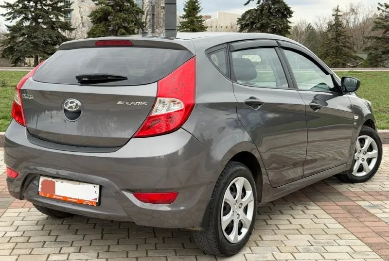 Продам hyundai solaris год выпуска:2014 родной пробег 145.000 тсч км объем двигателя: 1,6 123.лс кпп автомат отличная комплектация: климат-контроль, датчик света, abs, esp, подогрев сидений, мульти руль, 4.эл стекла подъемника, электро зеркала, подушки безопасности, хорошая акустика, планшет андроид, камера заднего вида, парктроник, сигнализация, кузов в идеальном состоянии, без дтп!, 2 хозяина за всё время эксплуатации. рыжиков вздутия и прочего нет от слова совсем! техническии авто вложений не требует. своевременное сезонное обслуживание, заправка и замена фильтров. автомобиль без вложения!! по запросу скину видео обзор. по документам полный порядок. цена 800.000.р возможен торг реальному покупателю! номер телефона +7949-564-47-36 +7949-693-58-50 г. донецк - фотография - 4