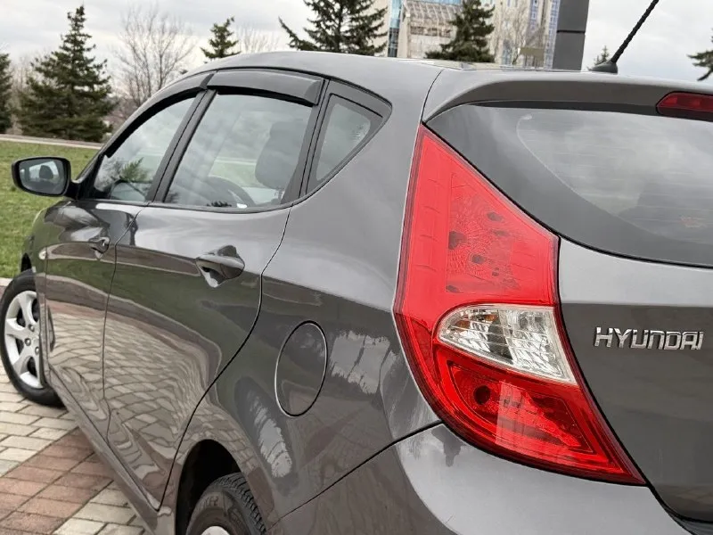 Продам hyundai solaris год выпуска:2014 родной пробег 145.000 тсч км объем двигателя: 1,6 123.лс кпп автомат отличная комплектация: климат-контроль, датчик света, abs, esp, подогрев сидений, мульти руль, 4.эл стекла подъемника, электро зеркала, подушки безопасности, хорошая акустика, планшет андроид, камера заднего вида, парктроник, сигнализация, кузов в идеальном состоянии, без дтп!, 2 хозяина за всё время эксплуатации. рыжиков вздутия и прочего нет от слова совсем! техническии авто вложений не требует. своевременное сезонное обслуживание, заправка и замена фильтров. автомобиль без вложения!! по запросу скину видео обзор. по документам полный порядок. цена 800.000.р возможен торг реальному покупателю! номер телефона +7949-564-47-36 +7949-693-58-50 г. донецк - фотография - 5