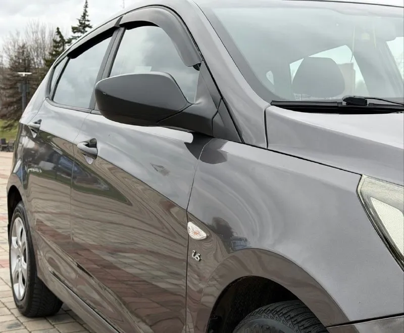 Продам hyundai solaris год выпуска:2014 родной пробег 145.000 тсч км объем двигателя: 1,6 123.лс кпп автомат отличная комплектация: климат-контроль, датчик света, abs, esp, подогрев сидений, мульти руль, 4.эл стекла подъемника, электро зеркала, подушки безопасности, хорошая акустика, планшет андроид, камера заднего вида, парктроник, сигнализация, кузов в идеальном состоянии, без дтп!, 2 хозяина за всё время эксплуатации. рыжиков вздутия и прочего нет от слова совсем! техническии авто вложений не требует. своевременное сезонное обслуживание, заправка и замена фильтров. автомобиль без вложения!! по запросу скину видео обзор. по документам полный порядок. цена 800.000.р возможен торг реальному покупателю! номер телефона +7949-564-47-36 +7949-693-58-50 г. донецк - фотография - 6