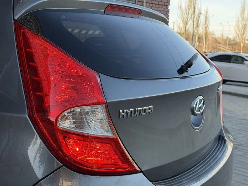 Продам hyundai solaris год выпуска:2014 родной пробег 145.000 тсч км объем двигателя: 1,6 123.лс кпп автомат отличная комплектация: климат-контроль, датчик света, abs, esp, подогрев сидений, мульти руль, 4.эл стекла подъемника, электро зеркала, подушки безопасности, хорошая акустика, планшет андроид, камера заднего вида, парктроник, сигнализация, кузов в идеальном состоянии, без дтп!, 2 хозяина за всё время эксплуатации. рыжиков вздутия и прочего нет от слова совсем! техническии авто вложений не требует. своевременное сезонное обслуживание, заправка и замена фильтров. автомобиль без вложения!! по запросу скину видео обзор. по документам полный порядок. цена 800.000.р возможен торг реальному покупателю! номер телефона +7949-564-47-36 +7949-693-58-50 г. донецк - фотография - 7