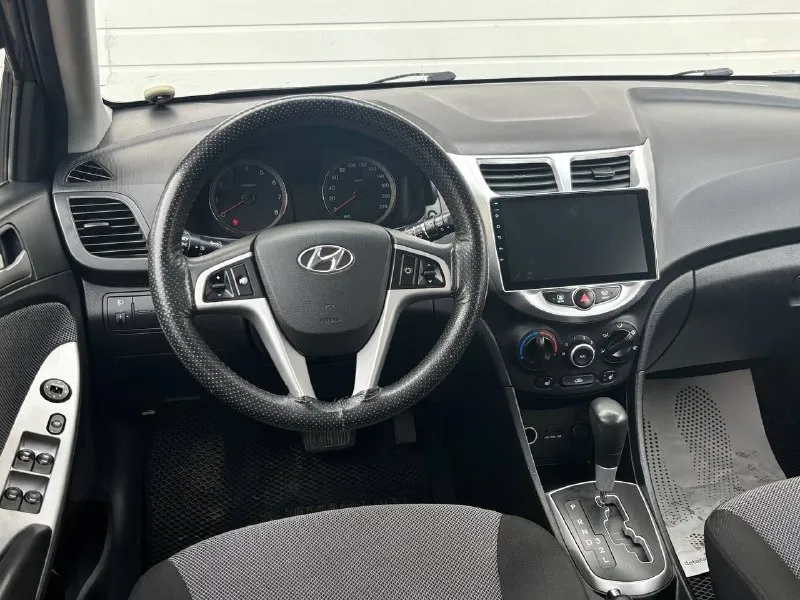 Продам hyundai solaris год выпуска:2014 родной пробег 145.000 тсч км объем двигателя: 1,6 123.лс кпп автомат отличная комплектация: климат-контроль, датчик света, abs, esp, подогрев сидений, мульти руль, 4.эл стекла подъемника, электро зеркала, подушки безопасности, хорошая акустика, планшет андроид, камера заднего вида, парктроник, сигнализация, кузов в идеальном состоянии, без дтп!, 2 хозяина за всё время эксплуатации. рыжиков вздутия и прочего нет от слова совсем! техническии авто вложений не требует. своевременное сезонное обслуживание, заправка и замена фильтров. автомобиль без вложения!! по запросу скину видео обзор. по документам полный порядок. цена 800.000.р возможен торг реальному покупателю! номер телефона +7949-564-47-36 +7949-693-58-50 г. донецк - фотография - 8