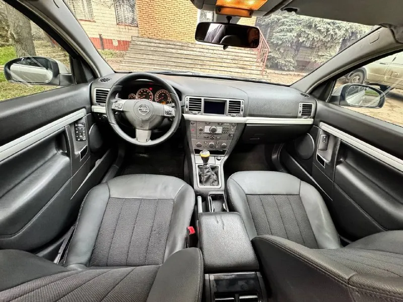 Продам: opel vectra opc line 1.8 бензин, механика 2008 года выпуска кузов отличный без дтп не бит заводской не гнилой нет намека даже на ржавчину днище, пороги, арки идеал очень много вложили в авто техника новой машины климат контроль, электронные стеклоподъемники 4 шт. , гур, магнитола подогревы сидений, сигнализация пробег оригинал 184.000 км можем ехать на любые сто и проверять я только за, за авто не стыдно звоните все по тел расскажу, таких автомобилей мало, хозяйский ухоженный цена:697.000 руб. возможно сопровождения в мрео торг у капота +79493829905 +79198860059 - фотография - 5
