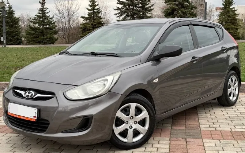 Продам hyundai solaris год выпуска:2014 родной пробег 145.000 тсч км объем двигателя: 1,6 123.лс кпп автомат отличная комплектация: климат-контроль, датчик света, abs, esp, подогрев сидений, мульти руль, 4.эл стекла подъемника, электро зеркала, подушки безопасности, хорошая акустика, планшет андроид, камера заднего вида, парктроник, сигнализация, кузов в идеальном состоянии, без дтп!, 2 хозяина за всё время эксплуатации. рыжиков вздутия и прочего нет от слова совсем! техническии авто вложений не требует. своевременное сезонное обслуживание, заправка и замена фильтров. автомобиль без вложения!! по запросу скину видео обзор. по документам полный порядок. цена 800.000.р возможен торг реальному покупателю! номер телефона +7949-693-58-50 г. донецк 📲 tg: @leva_pury_777 📞 звоните: +7(949)6935850 - фотография - 2