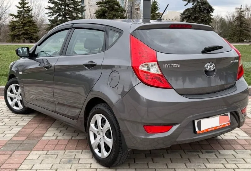 Продам hyundai solaris год выпуска:2014 родной пробег 145.000 тсч км объем двигателя: 1,6 123.лс кпп автомат отличная комплектация: климат-контроль, датчик света, abs, esp, подогрев сидений, мульти руль, 4.эл стекла подъемника, электро зеркала, подушки безопасности, хорошая акустика, планшет андроид, камера заднего вида, парктроник, сигнализация, кузов в идеальном состоянии, без дтп!, 2 хозяина за всё время эксплуатации. рыжиков вздутия и прочего нет от слова совсем! техническии авто вложений не требует. своевременное сезонное обслуживание, заправка и замена фильтров. автомобиль без вложения!! по запросу скину видео обзор. по документам полный порядок. цена 800.000.р возможен торг реальному покупателю! номер телефона +7949-693-58-50 г. донецк 📲 tg: @leva_pury_777 📞 звоните: +7(949)6935850 - фотография - 3