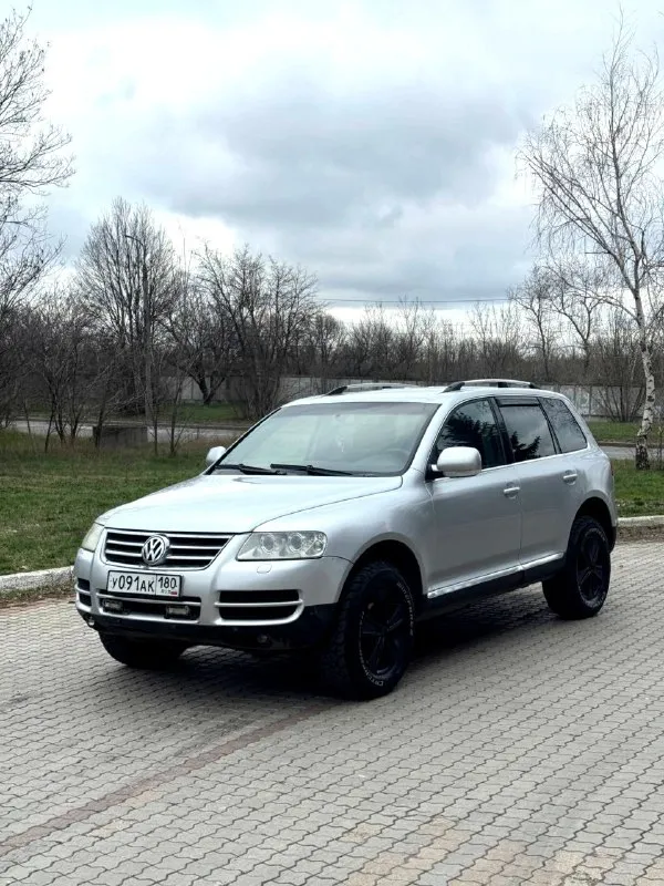 Volkswagen touareg 2005 год 2.5 акпп на полном ходу, мотор бодрый, акпп листает хорошо, пневму убрали стоят пружины, ходовая в порядке, турбина восстановленая, резина грязевая новая, расход 13 литров, кузов целый, по лкп есть небольшие возрастные моменты, два ключа, донецк 670 000 тысяч рублей, торг обмен, тел+79493152333 📞 звоните: +7(949)3152333 - фотография - 1