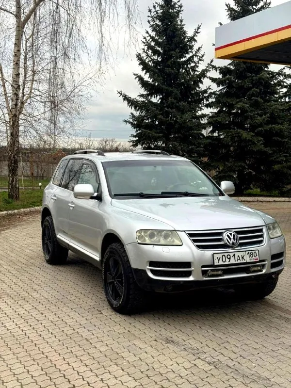 Volkswagen touareg 2005 год 2.5 акпп на полном ходу, мотор бодрый, акпп листает хорошо, пневму убрали стоят пружины, ходовая в порядке, турбина восстановленая, резина грязевая новая, расход 13 литров, кузов целый, по лкп есть небольшие возрастные моменты, два ключа, донецк 670 000 тысяч рублей, торг обмен, тел+79493152333 📞 звоните: +7(949)3152333 - фотография - 3