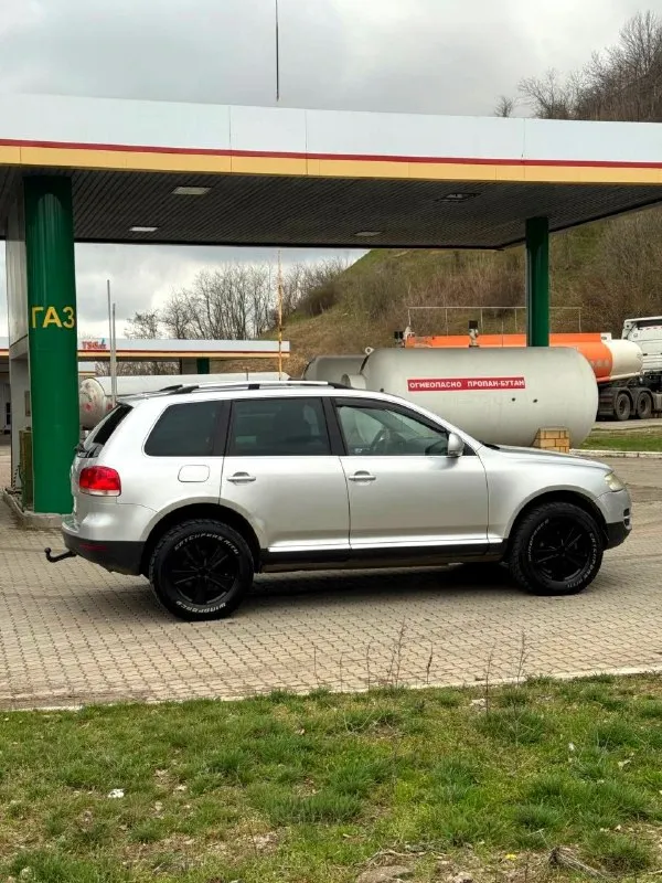 Volkswagen touareg 2005 год 2.5 акпп на полном ходу, мотор бодрый, акпп листает хорошо, пневму убрали стоят пружины, ходовая в порядке, турбина восстановленая, резина грязевая новая, расход 13 литров, кузов целый, по лкп есть небольшие возрастные моменты, два ключа, донецк 670 000 тысяч рублей, торг обмен, тел+79493152333 📞 звоните: +7(949)3152333 - фотография - 4