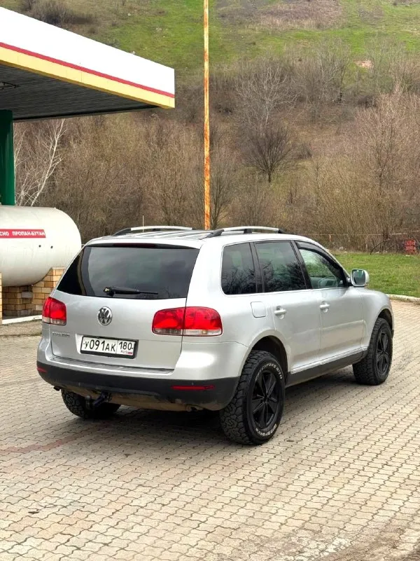 Volkswagen touareg 2005 год 2.5 акпп на полном ходу, мотор бодрый, акпп листает хорошо, пневму убрали стоят пружины, ходовая в порядке, турбина восстановленая, резина грязевая новая, расход 13 литров, кузов целый, по лкп есть небольшие возрастные моменты, два ключа, донецк 670 000 тысяч рублей, торг обмен, тел+79493152333 📞 звоните: +7(949)3152333 - фотография - 5