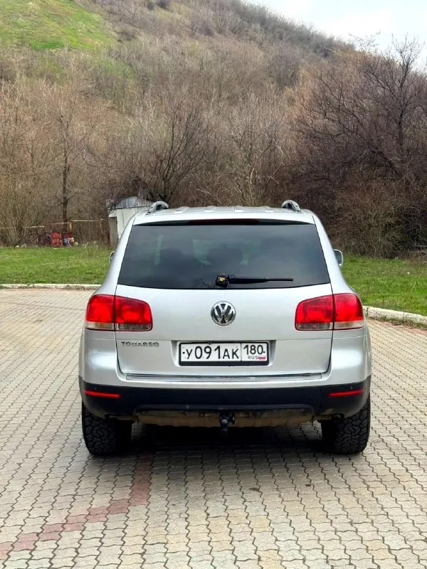 Volkswagen touareg 2005 год 2.5 акпп на полном ходу, мотор бодрый, акпп листает хорошо, пневму убрали стоят пружины, ходовая в порядке, турбина восстановленая, резина грязевая новая, расход 13 литров, кузов целый, по лкп есть небольшие возрастные моменты, два ключа, донецк 670 000 тысяч рублей, торг обмен, тел+79493152333 📞 звоните: +7(949)3152333 - фотография - 6
