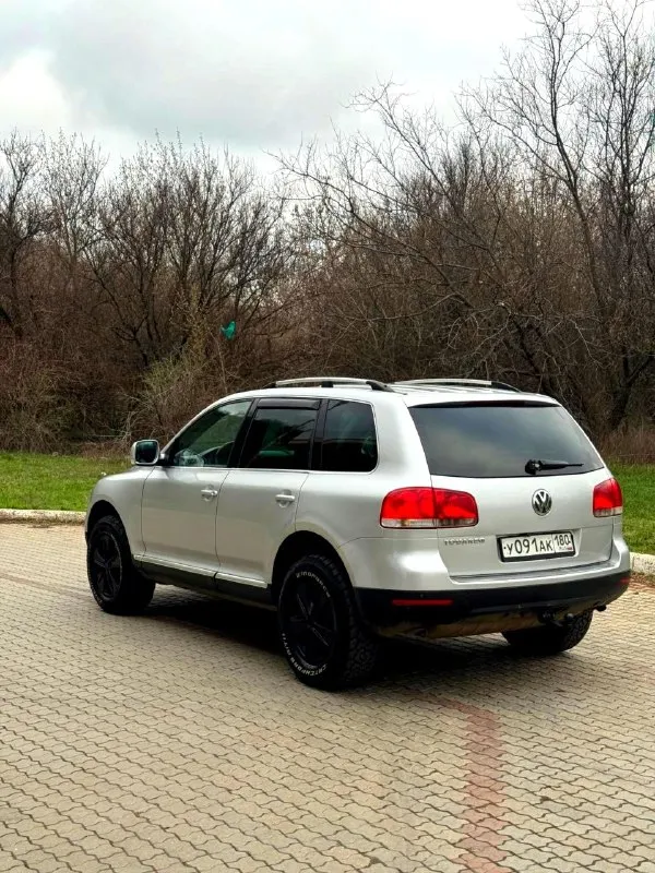 Volkswagen touareg 2005 год 2.5 акпп на полном ходу, мотор бодрый, акпп листает хорошо, пневму убрали стоят пружины, ходовая в порядке, турбина восстановленая, резина грязевая новая, расход 13 литров, кузов целый, по лкп есть небольшие возрастные моменты, два ключа, донецк 670 000 тысяч рублей, торг обмен, тел+79493152333 📞 звоните: +7(949)3152333 - фотография - 7