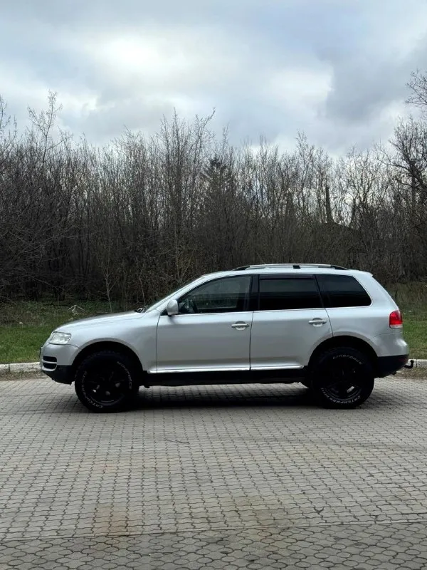 Volkswagen touareg 2005 год 2.5 акпп на полном ходу, мотор бодрый, акпп листает хорошо, пневму убрали стоят пружины, ходовая в порядке, турбина восстановленая, резина грязевая новая, расход 13 литров, кузов целый, по лкп есть небольшие возрастные моменты, два ключа, донецк 670 000 тысяч рублей, торг обмен, тел+79493152333 📞 звоните: +7(949)3152333 - фотография - 8