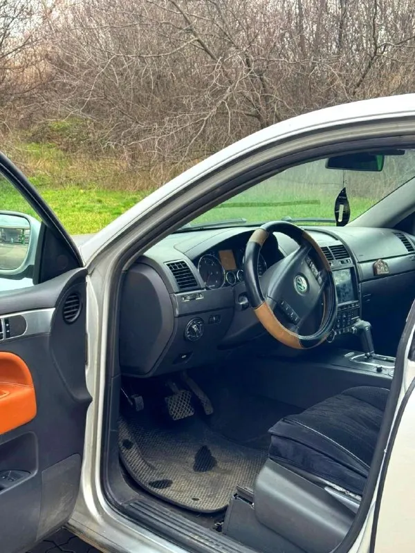 Volkswagen touareg 2005 год 2.5 акпп на полном ходу, мотор бодрый, акпп листает хорошо, пневму убрали стоят пружины, ходовая в порядке, турбина восстановленая, резина грязевая новая, расход 13 литров, кузов целый, по лкп есть небольшие возрастные моменты, два ключа, донецк 670 000 тысяч рублей, торг обмен, тел+79493152333 📞 звоните: +7(949)3152333 - фотография - 9
