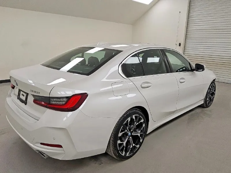 Доступен на аукционе сша вот такой эксклюзив! 🤩 - bmw 3 series ✅ - 2026 модельный год (выпуск 10/2025) - 2 рестайлинг! 🔥 - 2.0 в48, 258 л. с. 🚀 - задний привод - пробег: 10.900 км! постоянно говорю, что второй такой нет! и каждый раз это доказываем! 🤝 если что, можем и заменить руль на оригинальный с 1 реста, потому что многим он не нравится (раньше он хоть круглый был) 😁 насчет китайской "bmw" - это про казаться, а не быть. 156 сил, сомнительная подвеска. ехать на бмв и видеть как тебя обгоняет гранта спорт - ну плачевная картина. поэтому стоит брать только нормальный 30i (или d, но дизелей в сша нет, поэтому только 330i) 💪 цена восстановленного автомобиля под ключ в днр (с учетом утиля и таможни): 𝟓.𝟕𝟒𝟎.𝟎𝟎𝟎 ₽ 💵 кирилл +7 (949) 400-56-31 📞 🇷🇺 звоните: +79494005631 - фотография - 5