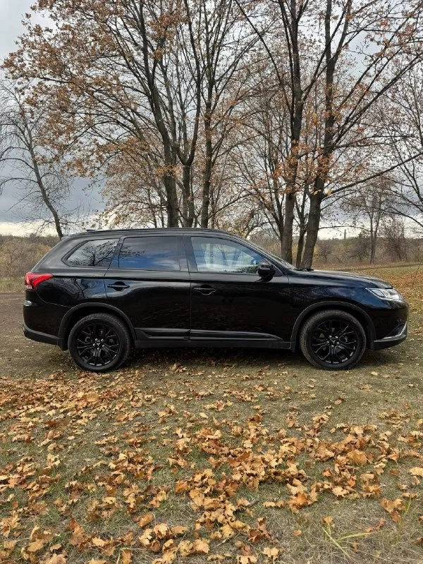 Mitsubishi outlander 2.0 cvt 4wd intense+ black edition, 2020 г. , пробег 53 000 км. Постоянный полный привод, топовая комплектация для рф: навигатор, алиса, тёплые опции, защита кузова от коррозии.
Надёжный, экономичный, недорогой в обслуживании кроссовер. В отличном техническом состоянии, уверенно едет по городу и бездорожью, вместительный багажник.
Владеем 3 года, покупали с пробегом 12 тыс. Использовали в основном для семейных и дальних поездок (крым, астрахань, домбай), по городу ездили на второй машине. Обслуживание регулярное: заменены колодки, втулки стабилизатора, масло (ravenol 5w30 на 52 500 км), фильтры, новый акб.
Лето r18, зима r16, резина в отличном состоянии, полноразмерная запаска (не использовалась).
Есть несколько окрашенных деталей после лёгкого дтп, выполнено качественно, геометрия и агрегаты в норме.
Вариатор работает ровно, обслужен ~10 тыс. Км назад. Двигатель масло не расходует. 2-зонный климат, кожа/алькантара, сигнализация pando
📲 Tg: @biibii137
📞 Звоните: +7(949)9046855 - фотография - 1