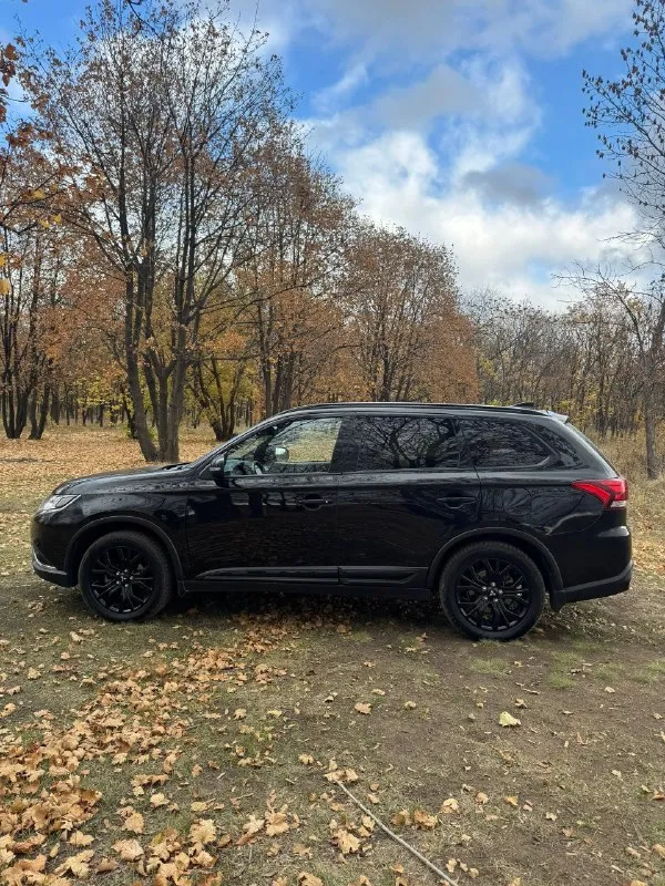 Mitsubishi outlander 2.0 cvt 4wd intense+ black edition, 2020 г. , пробег 53 000 км. Постоянный полный привод, топовая комплектация для рф: навигатор, алиса, тёплые опции, защита кузова от коррозии.
Надёжный, экономичный, недорогой в обслуживании кроссовер. В отличном техническом состоянии, уверенно едет по городу и бездорожью, вместительный багажник.
Владеем 3 года, покупали с пробегом 12 тыс. Использовали в основном для семейных и дальних поездок (крым, астрахань, домбай), по городу ездили на второй машине. Обслуживание регулярное: заменены колодки, втулки стабилизатора, масло (ravenol 5w30 на 52 500 км), фильтры, новый акб.
Лето r18, зима r16, резина в отличном состоянии, полноразмерная запаска (не использовалась).
Есть несколько окрашенных деталей после лёгкого дтп, выполнено качественно, геометрия и агрегаты в норме.
Вариатор работает ровно, обслужен ~10 тыс. Км назад. Двигатель масло не расходует. 2-зонный климат, кожа/алькантара, сигнализация pando
📲 Tg: @biibii137
📞 Звоните: +7(949)9046855 - фотография - 2