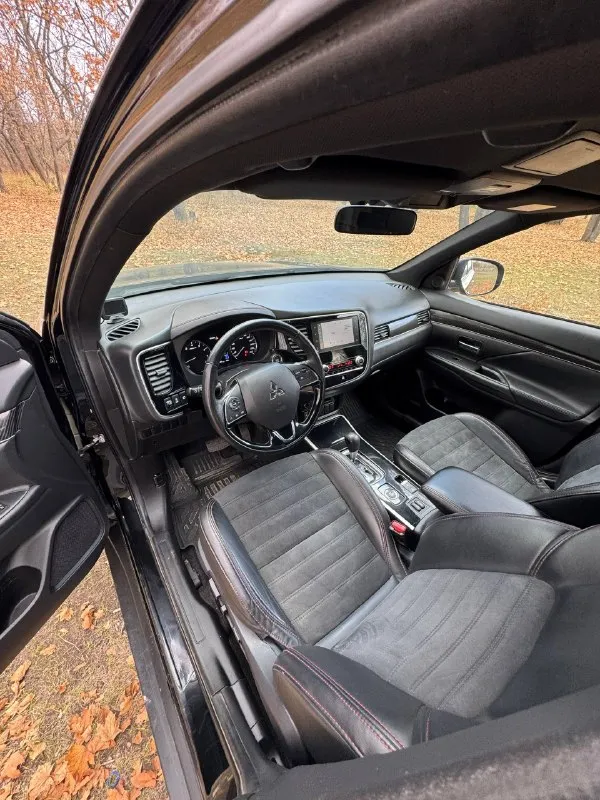 Mitsubishi outlander 2.0 cvt 4wd intense+ black edition, 2020 г. , пробег 53 000 км. Постоянный полный привод, топовая комплектация для рф: навигатор, алиса, тёплые опции, защита кузова от коррозии.
Надёжный, экономичный, недорогой в обслуживании кроссовер. В отличном техническом состоянии, уверенно едет по городу и бездорожью, вместительный багажник.
Владеем 3 года, покупали с пробегом 12 тыс. Использовали в основном для семейных и дальних поездок (крым, астрахань, домбай), по городу ездили на второй машине. Обслуживание регулярное: заменены колодки, втулки стабилизатора, масло (ravenol 5w30 на 52 500 км), фильтры, новый акб.
Лето r18, зима r16, резина в отличном состоянии, полноразмерная запаска (не использовалась).
Есть несколько окрашенных деталей после лёгкого дтп, выполнено качественно, геометрия и агрегаты в норме.
Вариатор работает ровно, обслужен ~10 тыс. Км назад. Двигатель масло не расходует. 2-зонный климат, кожа/алькантара, сигнализация pando
📲 Tg: @biibii137
📞 Звоните: +7(949)9046855 - фотография - 3