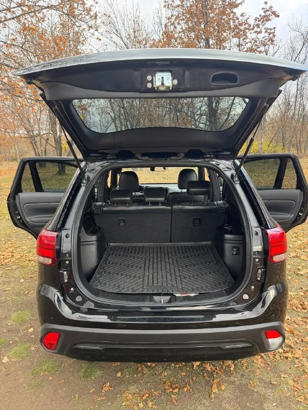 Mitsubishi outlander 2.0 cvt 4wd intense+ black edition, 2020 г. , пробег 53 000 км. Постоянный полный привод, топовая комплектация для рф: навигатор, алиса, тёплые опции, защита кузова от коррозии.
Надёжный, экономичный, недорогой в обслуживании кроссовер. В отличном техническом состоянии, уверенно едет по городу и бездорожью, вместительный багажник.
Владеем 3 года, покупали с пробегом 12 тыс. Использовали в основном для семейных и дальних поездок (крым, астрахань, домбай), по городу ездили на второй машине. Обслуживание регулярное: заменены колодки, втулки стабилизатора, масло (ravenol 5w30 на 52 500 км), фильтры, новый акб.
Лето r18, зима r16, резина в отличном состоянии, полноразмерная запаска (не использовалась).
Есть несколько окрашенных деталей после лёгкого дтп, выполнено качественно, геометрия и агрегаты в норме.
Вариатор работает ровно, обслужен ~10 тыс. Км назад. Двигатель масло не расходует. 2-зонный климат, кожа/алькантара, сигнализация pando
📲 Tg: @biibii137
📞 Звоните: +7(949)9046855 - фотография - 4