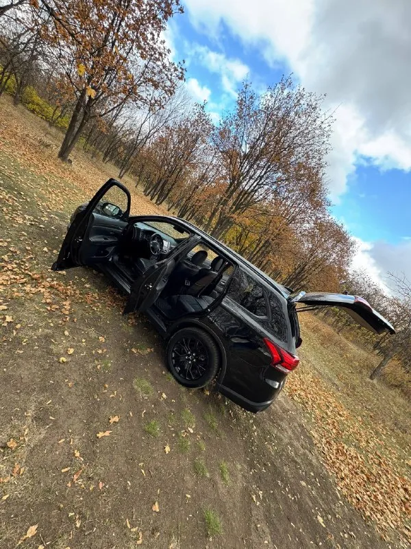 Mitsubishi outlander 2.0 cvt 4wd intense+ black edition, 2020 г. , пробег 53 000 км. Постоянный полный привод, топовая комплектация для рф: навигатор, алиса, тёплые опции, защита кузова от коррозии.
Надёжный, экономичный, недорогой в обслуживании кроссовер. В отличном техническом состоянии, уверенно едет по городу и бездорожью, вместительный багажник.
Владеем 3 года, покупали с пробегом 12 тыс. Использовали в основном для семейных и дальних поездок (крым, астрахань, домбай), по городу ездили на второй машине. Обслуживание регулярное: заменены колодки, втулки стабилизатора, масло (ravenol 5w30 на 52 500 км), фильтры, новый акб.
Лето r18, зима r16, резина в отличном состоянии, полноразмерная запаска (не использовалась).
Есть несколько окрашенных деталей после лёгкого дтп, выполнено качественно, геометрия и агрегаты в норме.
Вариатор работает ровно, обслужен ~10 тыс. Км назад. Двигатель масло не расходует. 2-зонный климат, кожа/алькантара, сигнализация pando
📲 Tg: @biibii137
📞 Звоните: +7(949)9046855 - фотография - 5