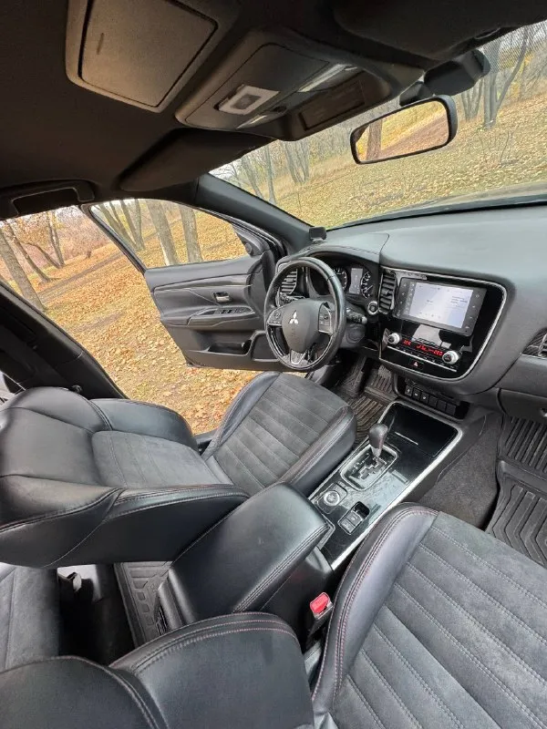 Mitsubishi outlander 2.0 cvt 4wd intense+ black edition, 2020 г. , пробег 53 000 км. Постоянный полный привод, топовая комплектация для рф: навигатор, алиса, тёплые опции, защита кузова от коррозии.
Надёжный, экономичный, недорогой в обслуживании кроссовер. В отличном техническом состоянии, уверенно едет по городу и бездорожью, вместительный багажник.
Владеем 3 года, покупали с пробегом 12 тыс. Использовали в основном для семейных и дальних поездок (крым, астрахань, домбай), по городу ездили на второй машине. Обслуживание регулярное: заменены колодки, втулки стабилизатора, масло (ravenol 5w30 на 52 500 км), фильтры, новый акб.
Лето r18, зима r16, резина в отличном состоянии, полноразмерная запаска (не использовалась).
Есть несколько окрашенных деталей после лёгкого дтп, выполнено качественно, геометрия и агрегаты в норме.
Вариатор работает ровно, обслужен ~10 тыс. Км назад. Двигатель масло не расходует. 2-зонный климат, кожа/алькантара, сигнализация pando
📲 Tg: @biibii137
📞 Звоните: +7(949)9046855 - фотография - 7