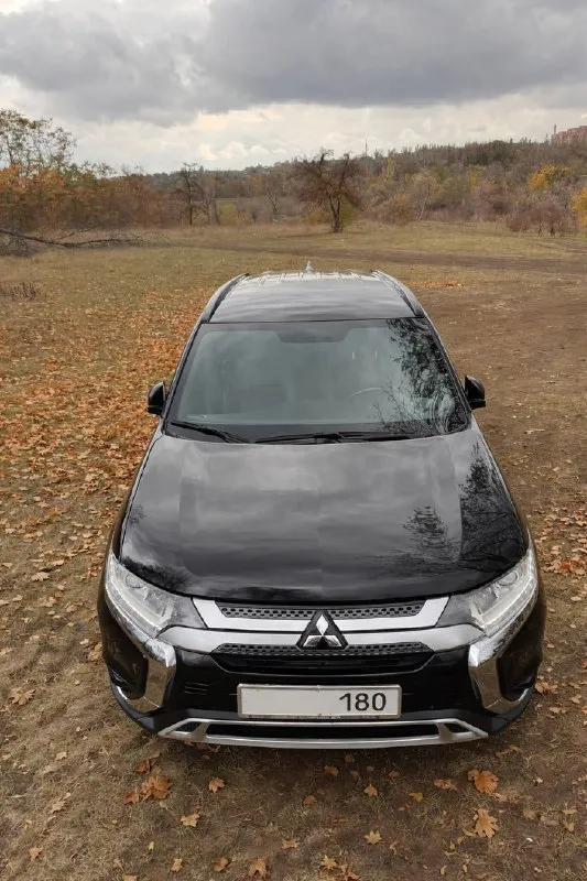 Mitsubishi outlander 2.0 cvt 4wd intense+ black edition, 2020 г. , пробег 53 000 км. Постоянный полный привод, топовая комплектация для рф: навигатор, алиса, тёплые опции, защита кузова от коррозии.
Надёжный, экономичный, недорогой в обслуживании кроссовер. В отличном техническом состоянии, уверенно едет по городу и бездорожью, вместительный багажник.
Владеем 3 года, покупали с пробегом 12 тыс. Использовали в основном для семейных и дальних поездок (крым, астрахань, домбай), по городу ездили на второй машине. Обслуживание регулярное: заменены колодки, втулки стабилизатора, масло (ravenol 5w30 на 52 500 км), фильтры, новый акб.
Лето r18, зима r16, резина в отличном состоянии, полноразмерная запаска (не использовалась).
Есть несколько окрашенных деталей после лёгкого дтп, выполнено качественно, геометрия и агрегаты в норме.
Вариатор работает ровно, обслужен ~10 тыс. Км назад. Двигатель масло не расходует. 2-зонный климат, кожа/алькантара, сигнализация pando
📲 Tg: @biibii137
📞 Звоните: +7(949)9046855 - фотография - 9