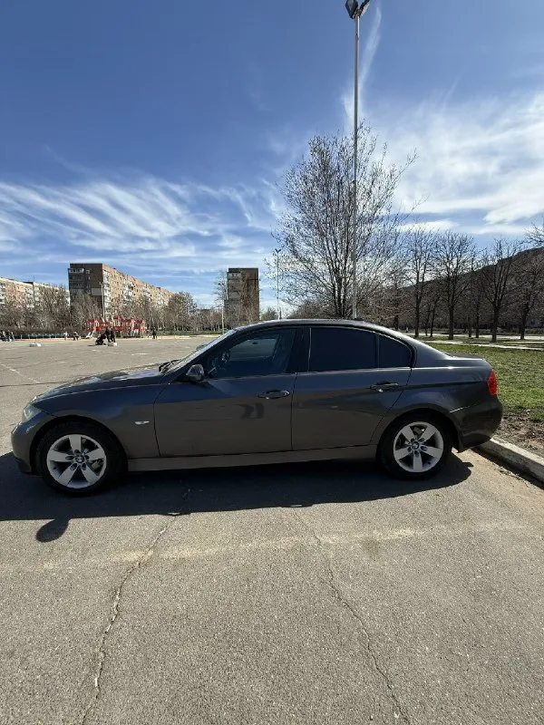 Продам bmw 3 серия е90 2005 года,1 собственник. автомобиль в хорошем техническим состоянии, вложений не требует!своевременно обслуживался с заменой масел и всех расходников. мотор работает отлично, масло не ест, не дымит. по ходовой части никаких звуков и стуков биения нет. последнее то было 1 тыс/км назад. на машине установлено гбо. салон очень ухоженный, чистый (в машине не курили!) машина на зимней резине + комплект летней резины в подарок, вся резина новая. по кузову :есть незначительные нюансы эксплуатации, царапины, сколы, соответствующие ее году выпуска. обмен никакой не интересует, только продажа!750 000 тыс. руб разумный торг у капота. все интересующиеся вас вопросы по телефону +79494700548 📞 звоните: +7(949)4700548 - фотография - 2
