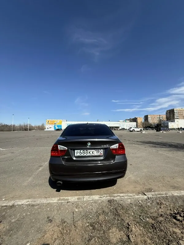 Продам bmw 3 серия е90 2005 года,1 собственник. автомобиль в хорошем техническим состоянии, вложений не требует!своевременно обслуживался с заменой масел и всех расходников. мотор работает отлично, масло не ест, не дымит. по ходовой части никаких звуков и стуков биения нет. последнее то было 1 тыс/км назад. на машине установлено гбо. салон очень ухоженный, чистый (в машине не курили!) машина на зимней резине + комплект летней резины в подарок, вся резина новая. по кузову :есть незначительные нюансы эксплуатации, царапины, сколы, соответствующие ее году выпуска. обмен никакой не интересует, только продажа!750 000 тыс. руб разумный торг у капота. все интересующиеся вас вопросы по телефону +79494700548 📞 звоните: +7(949)4700548 - фотография - 3