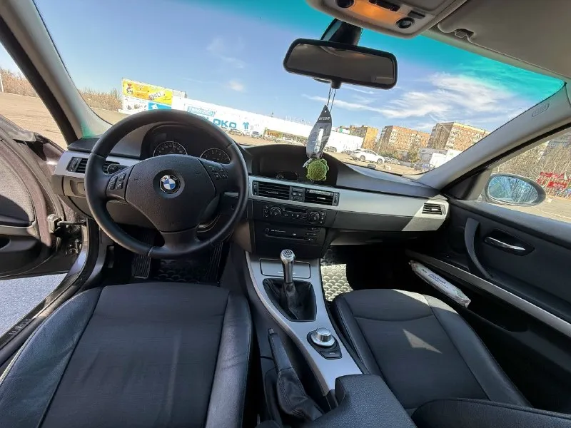 Продам bmw 3 серия е90 2005 года,1 собственник. автомобиль в хорошем техническим состоянии, вложений не требует!своевременно обслуживался с заменой масел и всех расходников. мотор работает отлично, масло не ест, не дымит. по ходовой части никаких звуков и стуков биения нет. последнее то было 1 тыс/км назад. на машине установлено гбо. салон очень ухоженный, чистый (в машине не курили!) машина на зимней резине + комплект летней резины в подарок, вся резина новая. по кузову :есть незначительные нюансы эксплуатации, царапины, сколы, соответствующие ее году выпуска. обмен никакой не интересует, только продажа!750 000 тыс. руб разумный торг у капота. все интересующиеся вас вопросы по телефону +79494700548 📞 звоните: +7(949)4700548 - фотография - 4