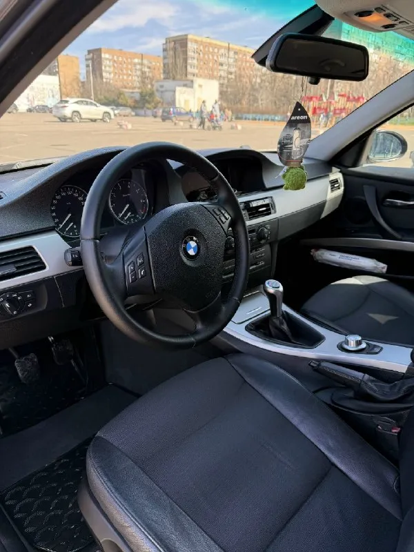 Продам bmw 3 серия е90 2005 года,1 собственник. автомобиль в хорошем техническим состоянии, вложений не требует!своевременно обслуживался с заменой масел и всех расходников. мотор работает отлично, масло не ест, не дымит. по ходовой части никаких звуков и стуков биения нет. последнее то было 1 тыс/км назад. на машине установлено гбо. салон очень ухоженный, чистый (в машине не курили!) машина на зимней резине + комплект летней резины в подарок, вся резина новая. по кузову :есть незначительные нюансы эксплуатации, царапины, сколы, соответствующие ее году выпуска. обмен никакой не интересует, только продажа!750 000 тыс. руб разумный торг у капота. все интересующиеся вас вопросы по телефону +79494700548 📞 звоните: +7(949)4700548 - фотография - 5