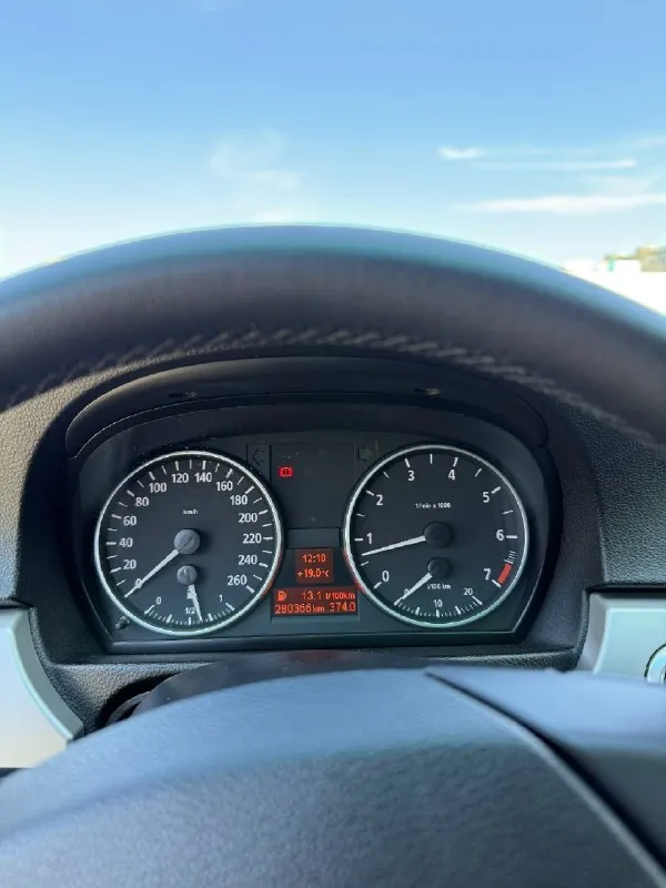 Продам bmw 3 серия е90 2005 года,1 собственник. автомобиль в хорошем техническим состоянии, вложений не требует!своевременно обслуживался с заменой масел и всех расходников. мотор работает отлично, масло не ест, не дымит. по ходовой части никаких звуков и стуков биения нет. последнее то было 1 тыс/км назад. на машине установлено гбо. салон очень ухоженный, чистый (в машине не курили!) машина на зимней резине + комплект летней резины в подарок, вся резина новая. по кузову :есть незначительные нюансы эксплуатации, царапины, сколы, соответствующие ее году выпуска. обмен никакой не интересует, только продажа!750 000 тыс. руб разумный торг у капота. все интересующиеся вас вопросы по телефону +79494700548 📞 звоните: +7(949)4700548 - фотография - 7