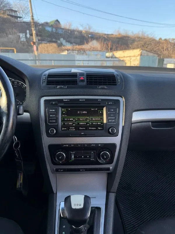 Продаётся skoda octavia a5 (2011 г. ) отличный автомобиль в надёжном исполнении — надёжный выбор для повседневных поездок и дальних путешествий! основные характеристики: * год выпуска: 2011 * двигатель: 1,8 л турбо * коробка передач: dsg‑7 (без проблем) комплектация: * полный мультируль * двухзонный климат‑контроль * датчик света * датчик дождя * круиз‑контроль * подогрев передних сидений * подогрев задних сидений * парктроники колёса и резина: * зима: штампованные диски 16′′ * лето: диски 17′′ от audi * 2 комплекта резины цена 720.000 руб +79493152797 📲 tg: @partizan_l 📞 звоните: +7(949)3152797 - фотография - 7