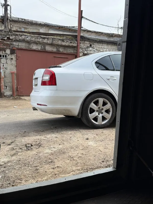 Продаётся skoda octavia a5 (2011 г. ) отличный автомобиль в надёжном исполнении — надёжный выбор для повседневных поездок и дальних путешествий! основные характеристики: * год выпуска: 2011 * двигатель: 1,8 л турбо * коробка передач: dsg‑7 (без проблем) комплектация: * полный мультируль * двухзонный климат‑контроль * датчик света * датчик дождя * круиз‑контроль * подогрев передних сидений * подогрев задних сидений * парктроники колёса и резина: * зима: штампованные диски 16′′ * лето: диски 17′′ от audi * 2 комплекта резины цена 720.000 руб +79493152797 📲 tg: @partizan_l 📞 звоните: +7(949)3152797 - фотография - 9