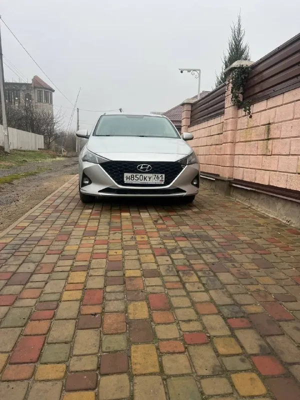 Hyundai solaris 1.6 2021. пробег 97000. ничего делать не нужно. полностью обслужена. езжу на ней сейчас. акпп. катализатор отшит, прошита. . не такси. без дтп, стекла + окрас родное все, мотор шепчет, ходовая очень мягкая и приятная. цена 1530000 ( небольшой торг ) +79493678419 - фотография - 1